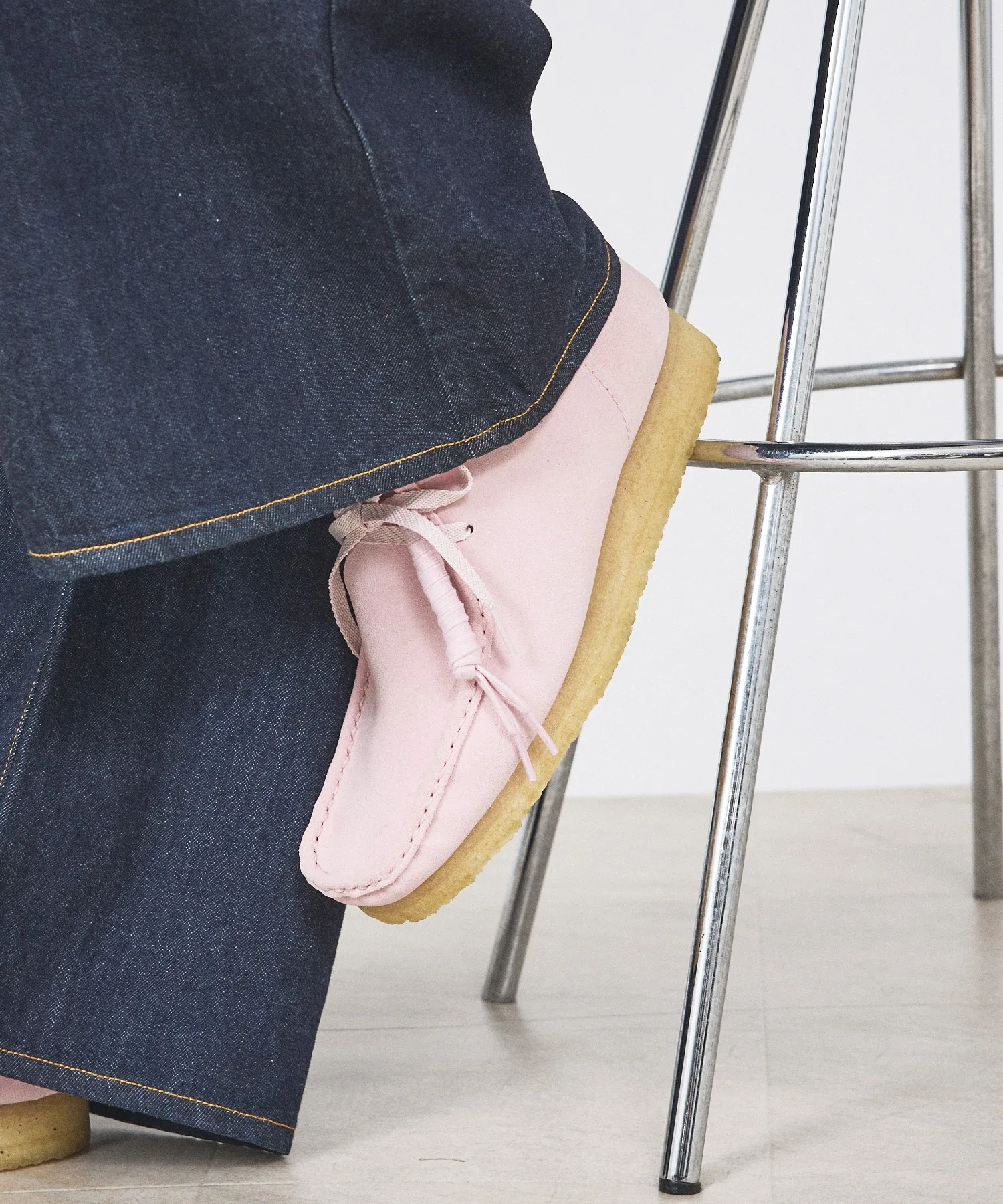Унисекс мокасины из замши Clarks Wallabee розовые