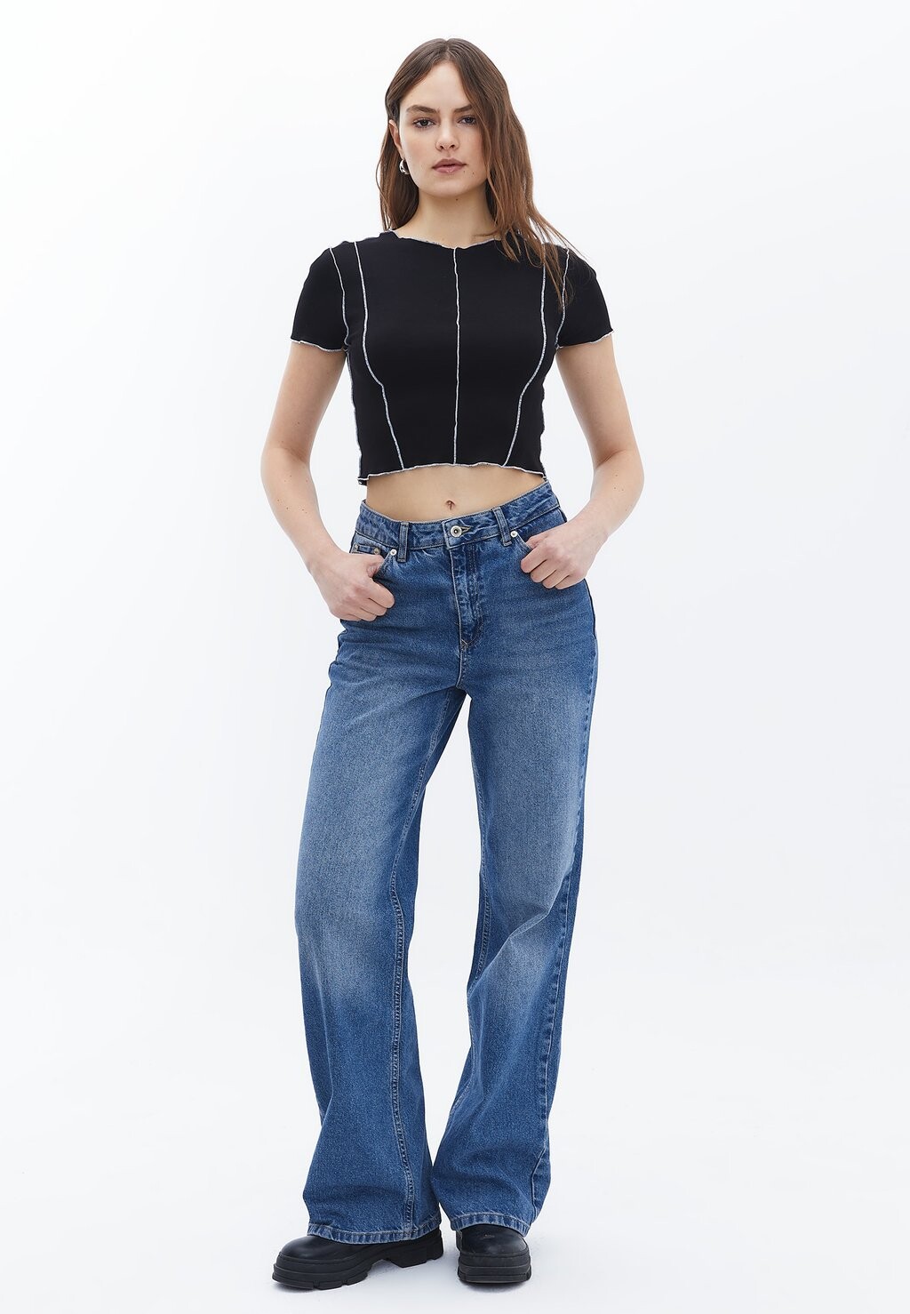 

Футболка с принтом CREW NECK CROP OXXO, черный