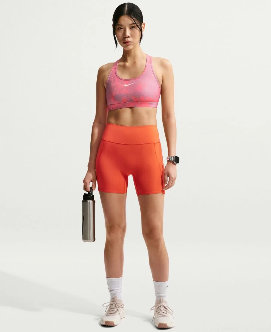 Женский спортивный бюстгальтер Swoosh средней поддержки с подкладкой Nike, ember glow/sea coral/hot lava/белый — фото 2