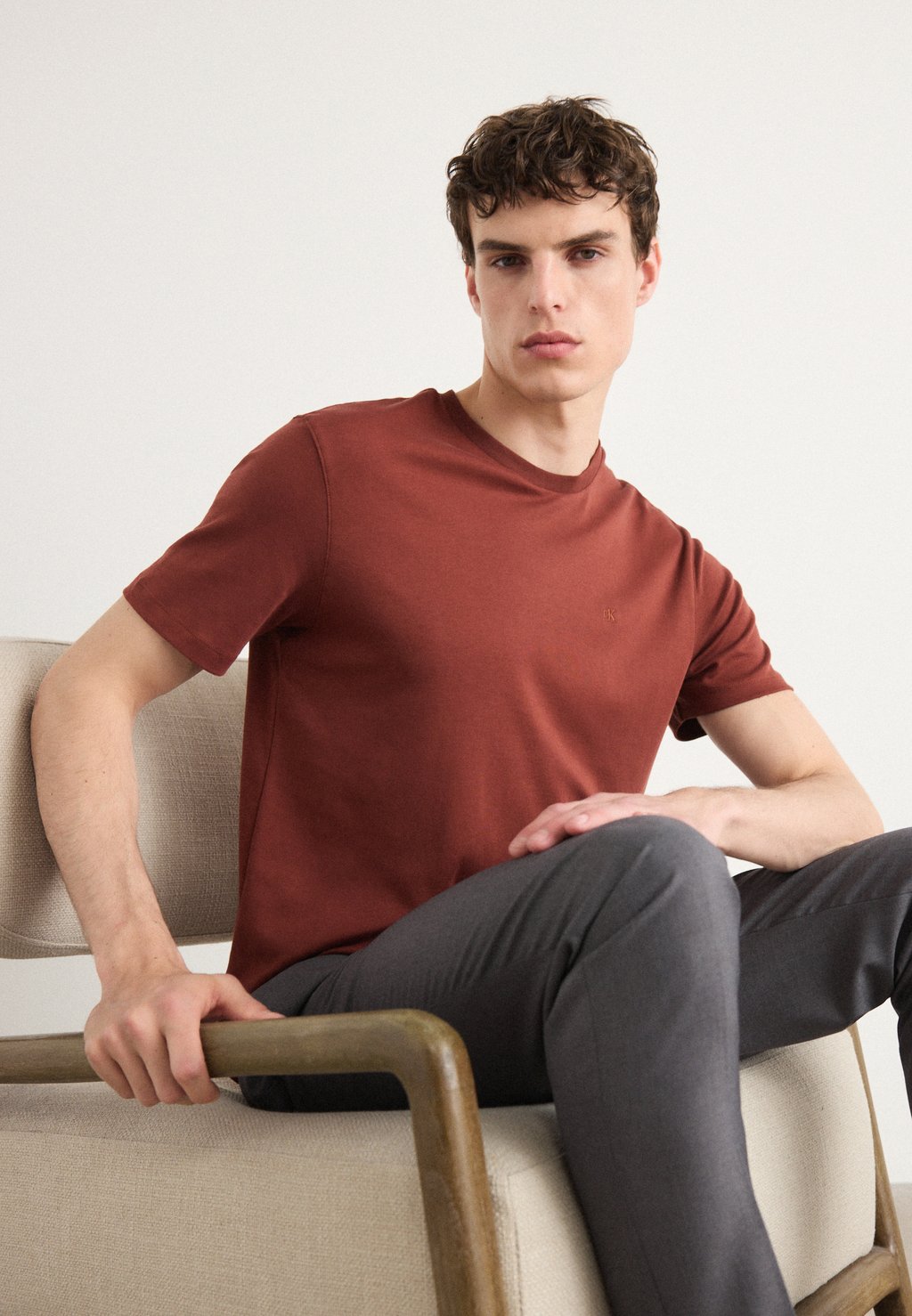 

Базовая футболка CREWNECK TEE Calvin Klein, бургундия