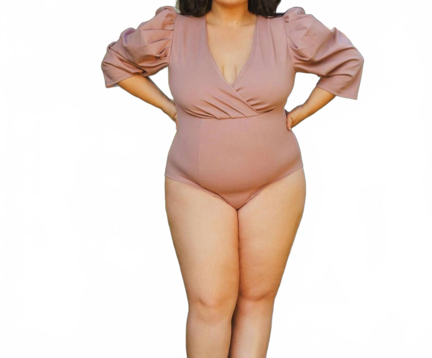 

Плюс размер боди с двойными буфами на рукавах в розовом цвете Adriana Contreras