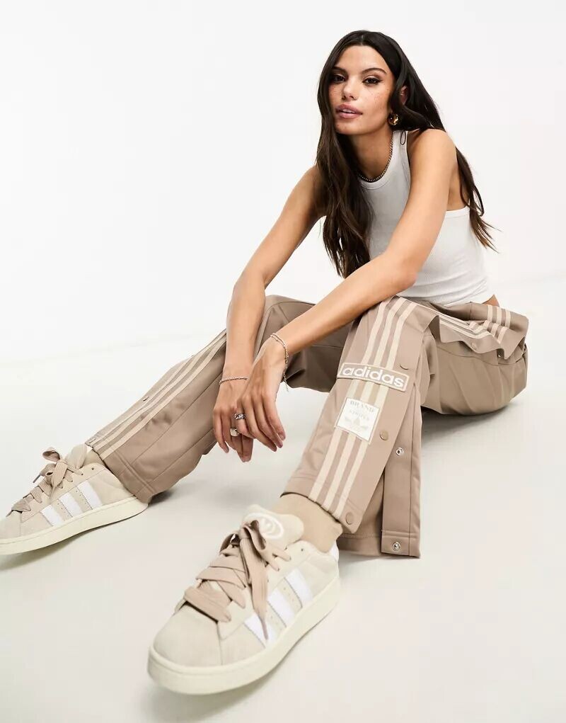

Бежево-лаймовые широкие брюки adidas Originals Neutral Court Adibreak