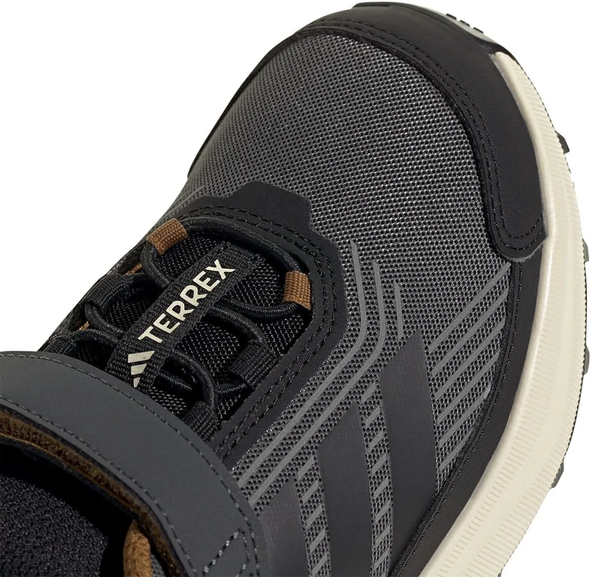 Кроссовки для пеших прогулок Adidas Terrex Trailmaker 2 Climaproof для детей и подростков (маленькие/большие дети), серый/черный/бронзовый — фото 4