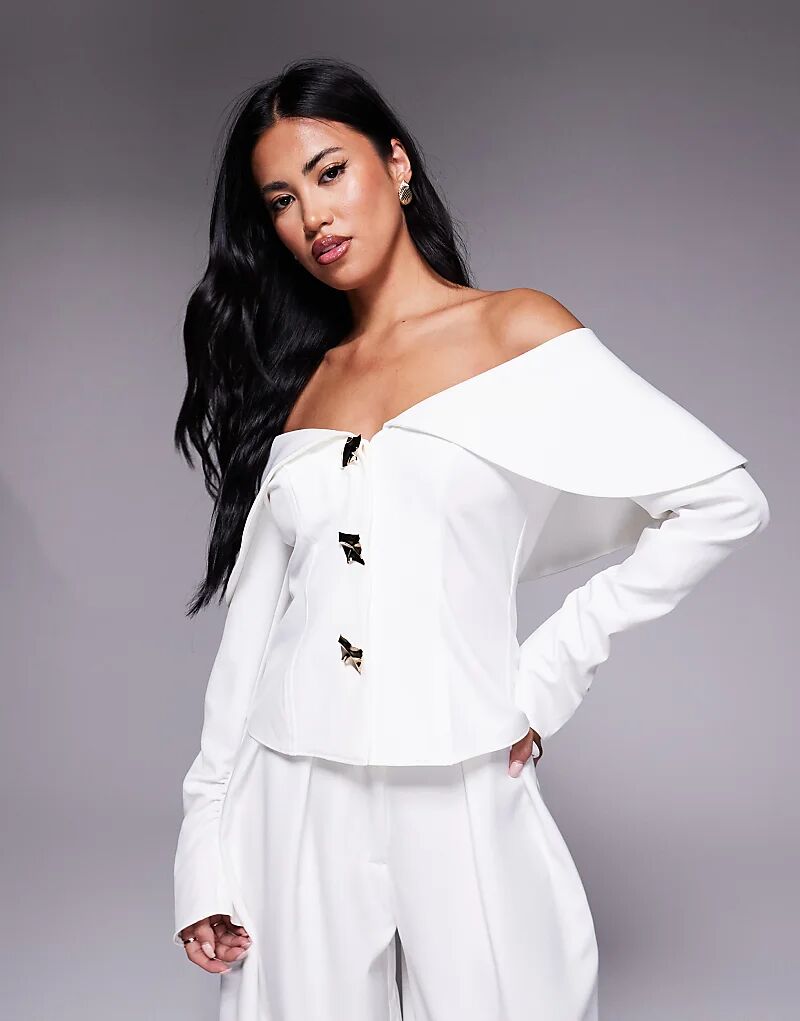 

Блейзер с открытыми плечами ASOS LUXE с золотой фурнитурой цвета слоновой кости