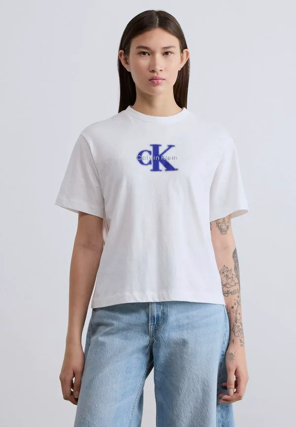 

Футболка свободного кроя с сезонным монологом. Calvin Klein Jeans, Bright White, Белый, Футболка свободного кроя с сезонным монологом. Calvin Klein Jeans, Bright White