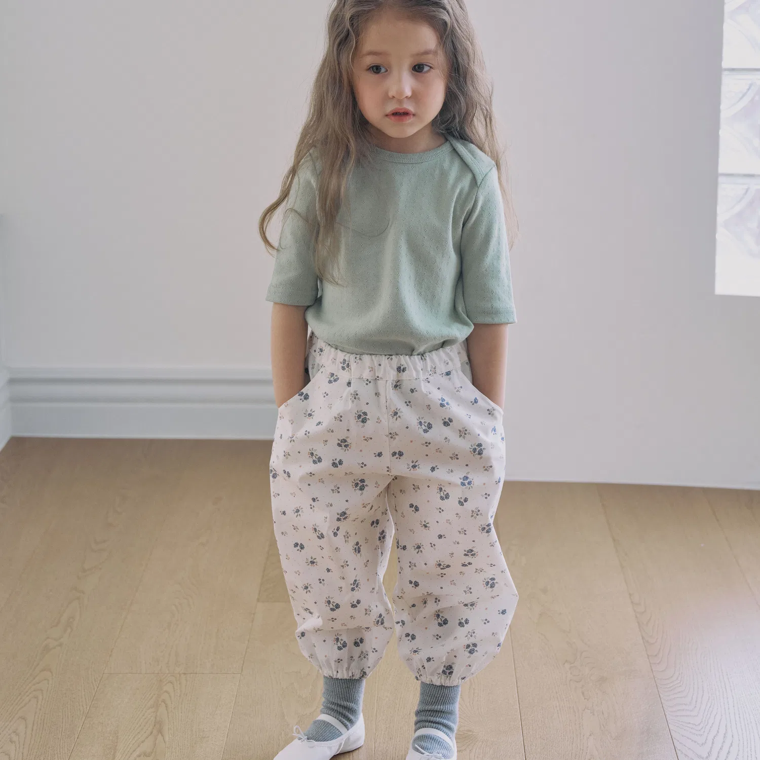 Детская футболка с вырезом Marie Lip-Neck Eyelet, зелёная, от Meri And — фото 2
