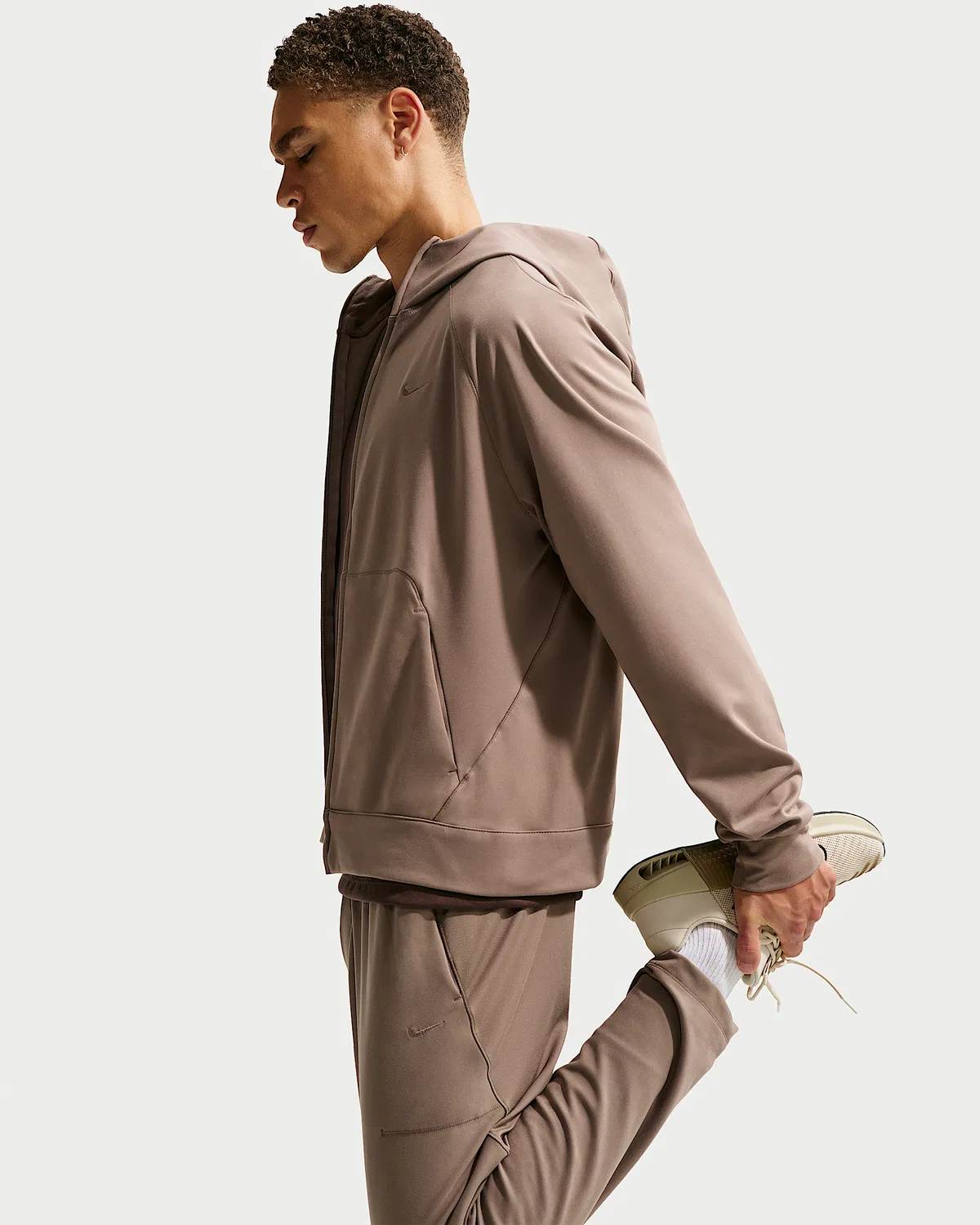 Мужская спортивная куртка Nike Primary NanoKnit Dri-FIT с защитой от ультрафиолета, Mink Brown/Mink Brown — фото 3