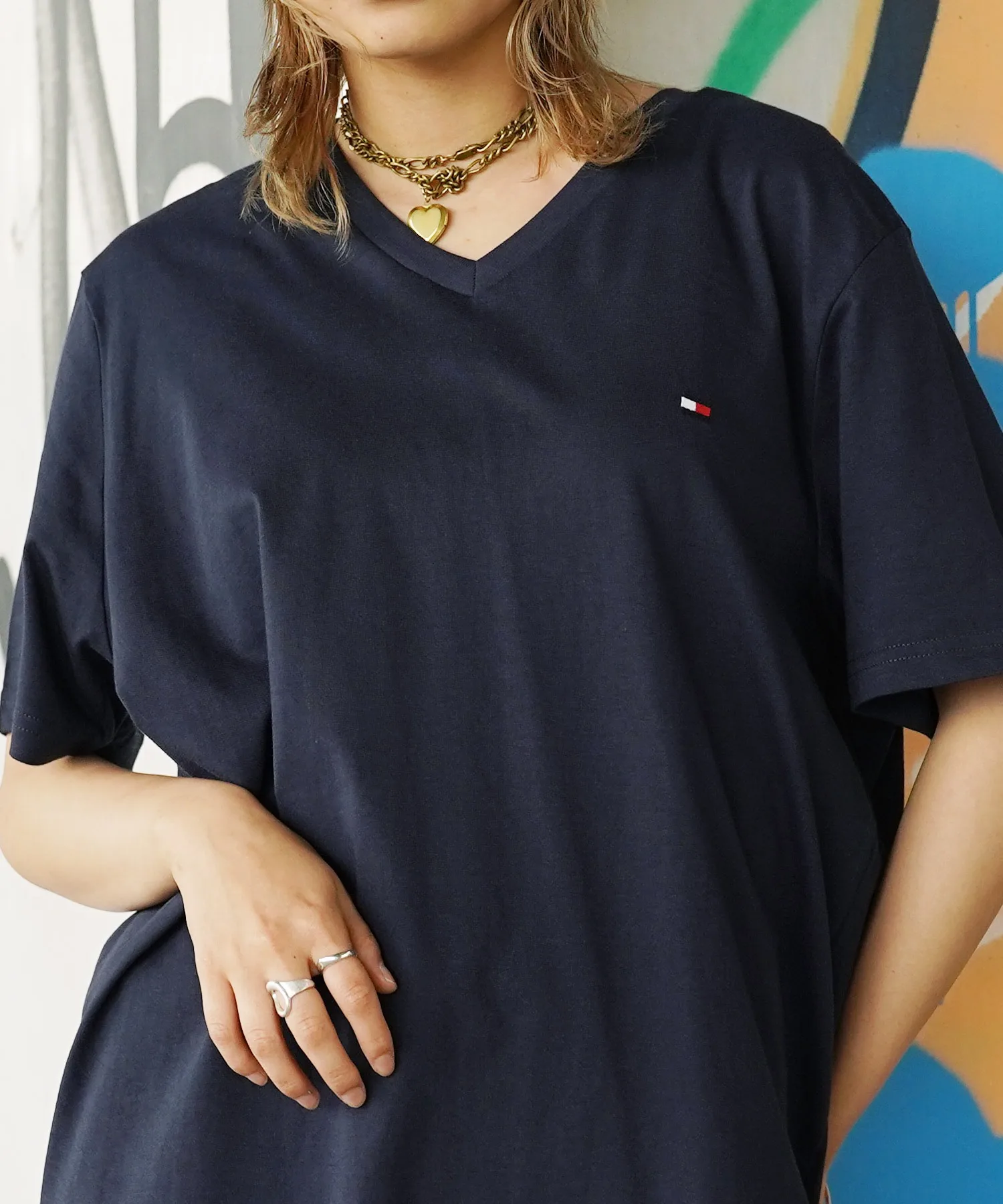 Мужские и женские футболки V-образный вырез с логотипом TOMMY HILFIGER T-SHIRT тёмно-синие