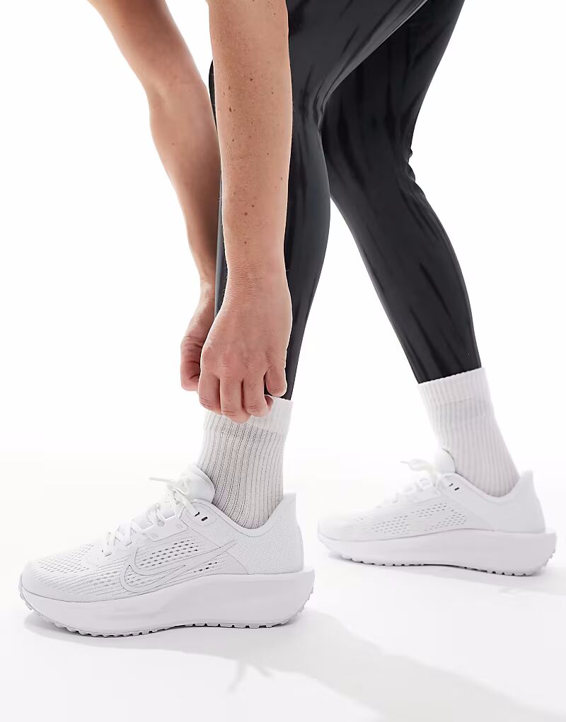 Кроссовки Nike Running Quest 6 белого и серого цвета