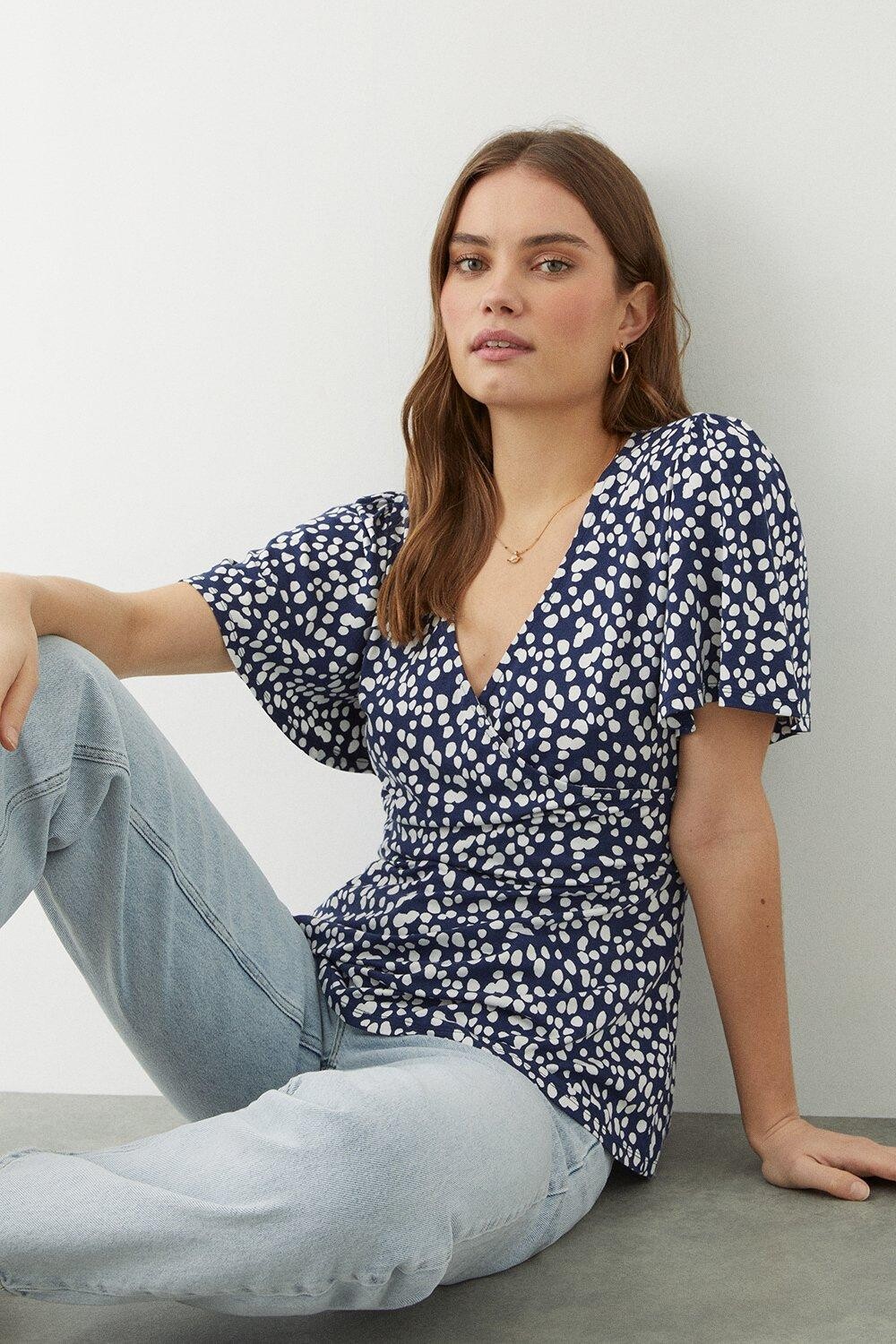 

Топ с запахом и рукавами «ангел» с точечным принтом Dorothy Perkins, темно-синий