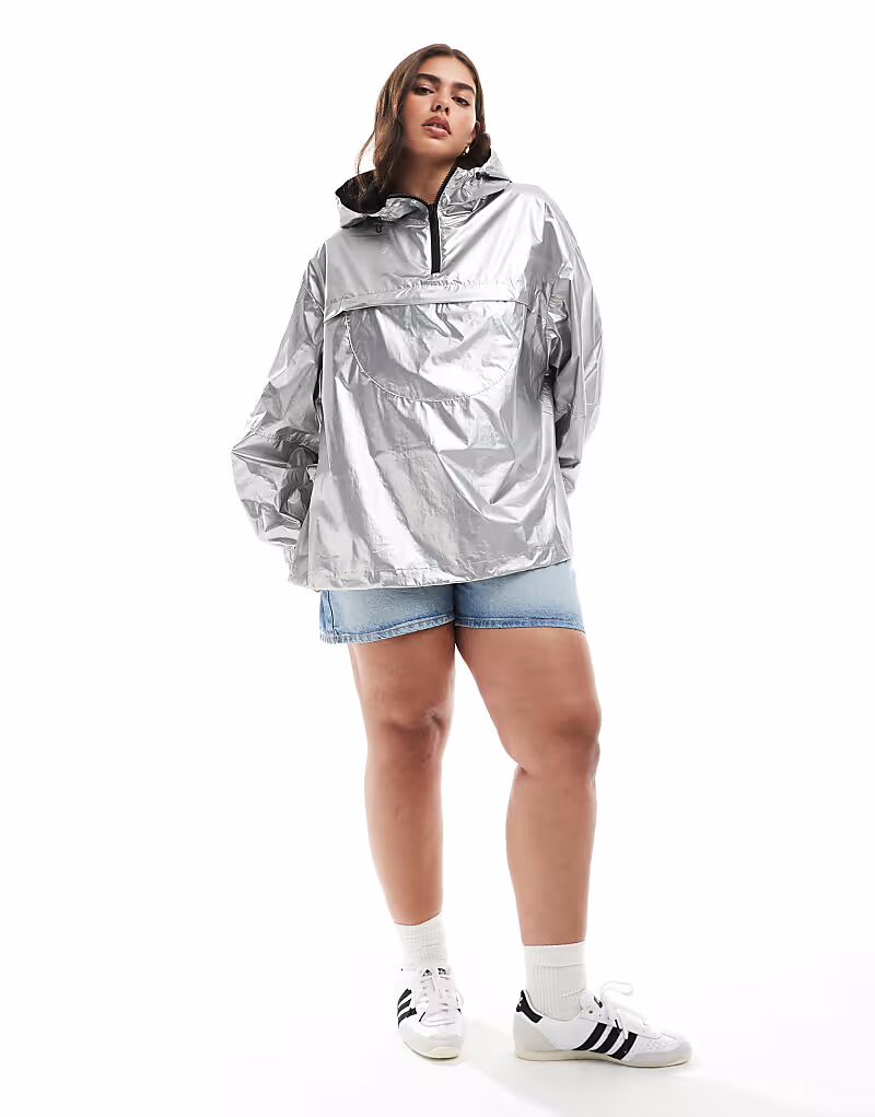 

Куртка-дождевик ASOS DESIGN Curve металлик pac-a-mac цвета серебристый металлик ASOS Curve