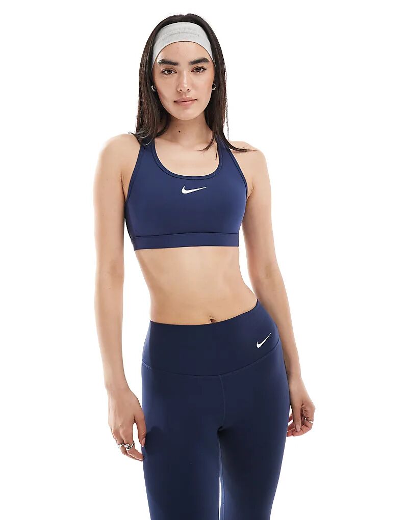 Спортивный бюстгальтер средней поддержки Nike Training Swoosh темно-синего цвета — фото 2