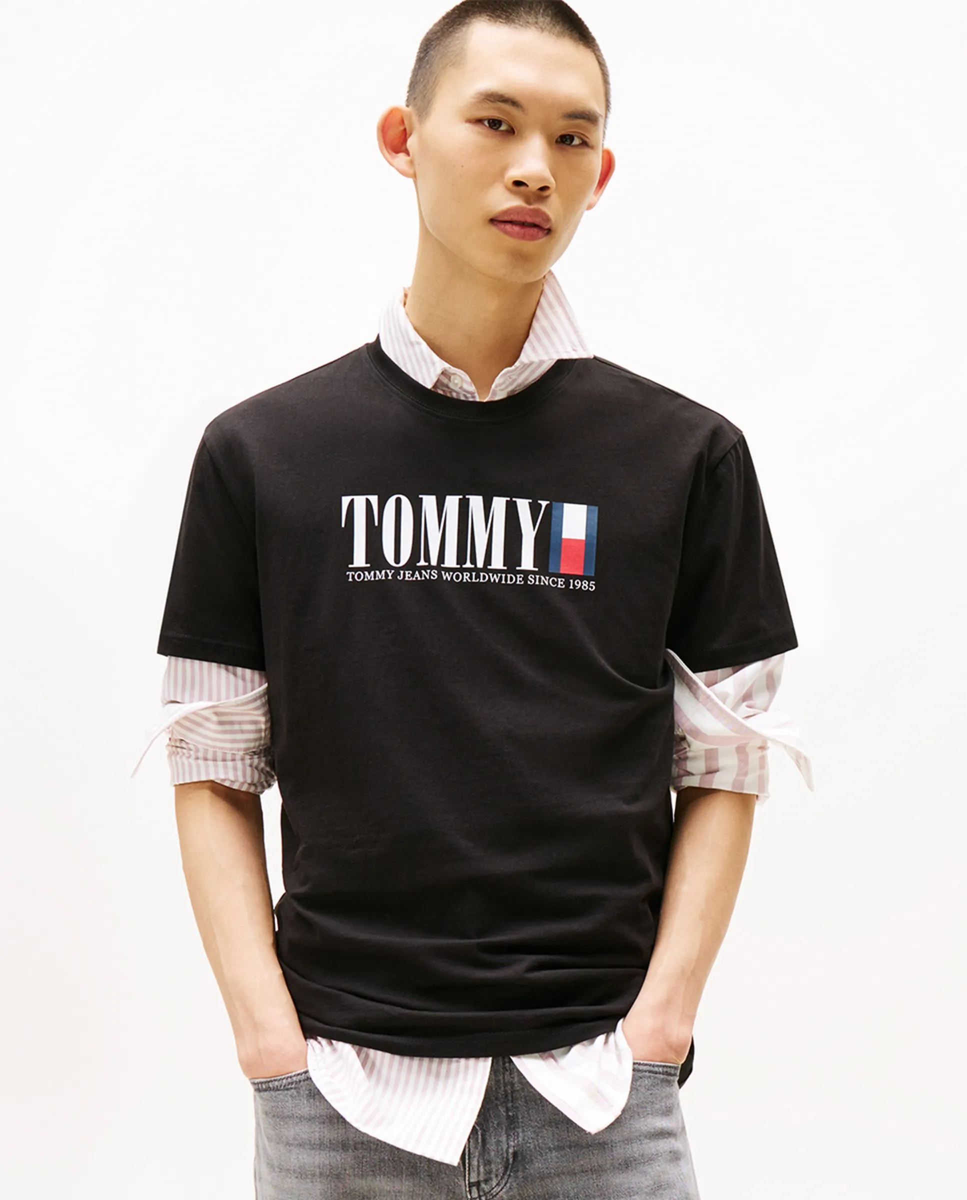 

Мужская футболка классического кроя с коротким рукавом Tommy Jeans, черный
