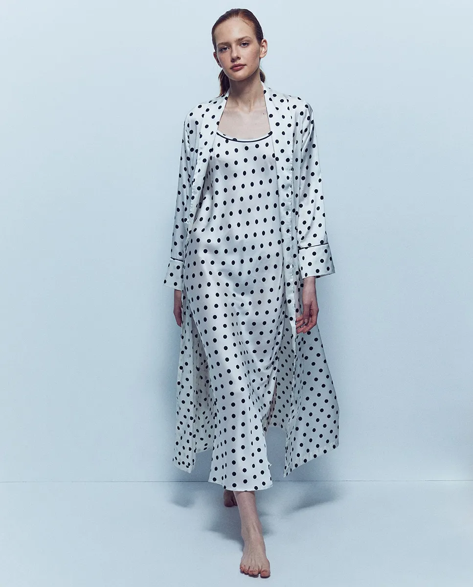 

Атласный халат в горошек Sfera, бежевый