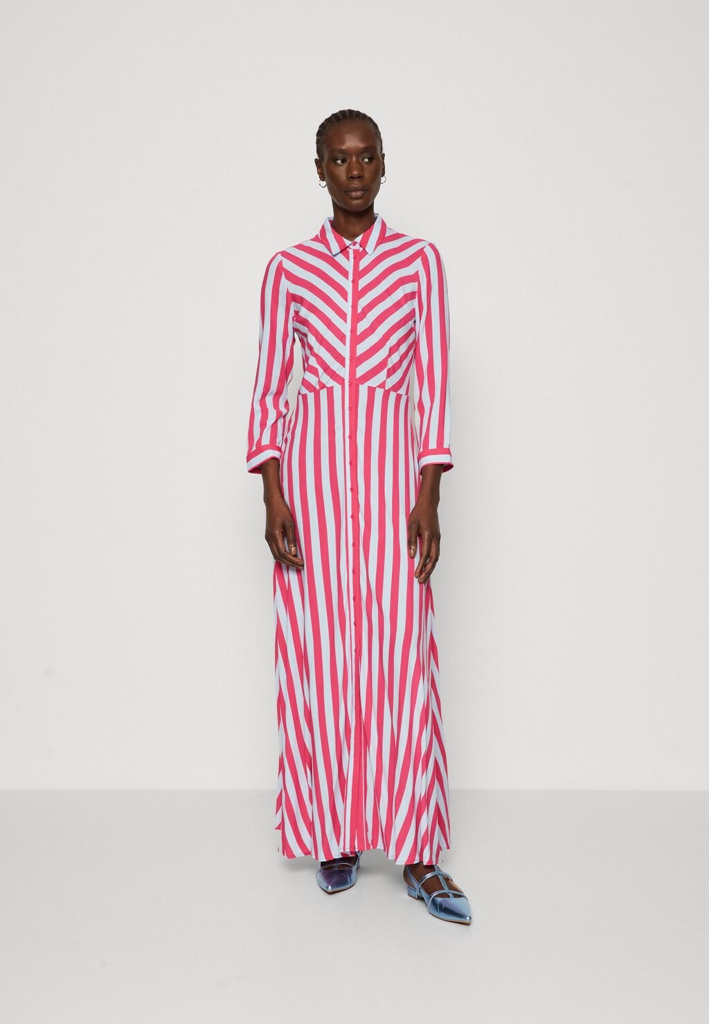 

Платье макси Yassavanna Long Shirt Dress YAS Tall, чистое небо/малиновый сорбет