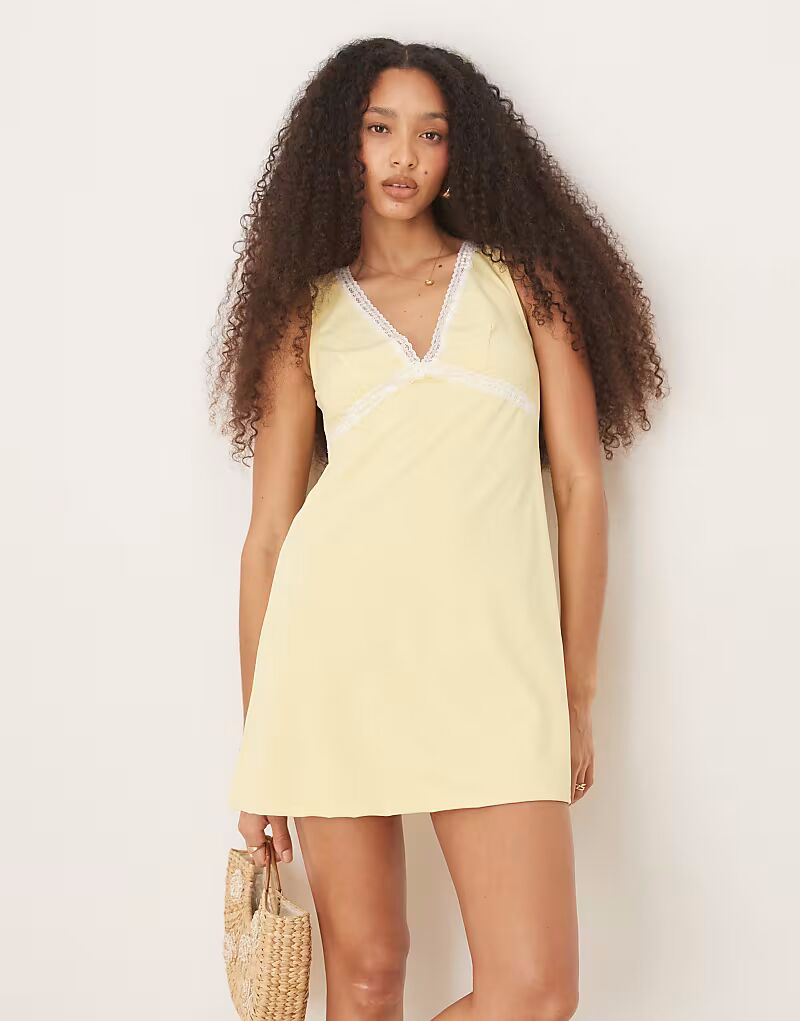 

Мини-платье ASOS DESIGN с V-образной вставкой спереди, желтого цвета