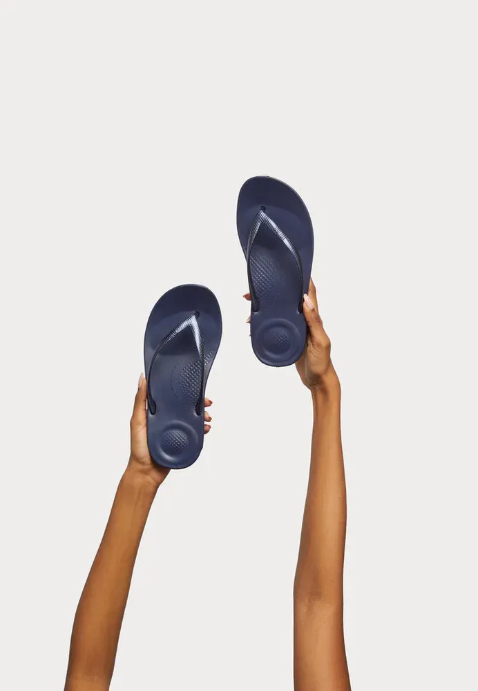 Шлепанцы Fitflop "IQUSHION ERGONOMIC FLIP-FLOPS", каблук-танкетка, летняя обувь, тапочки с мягким носком, синий — фото 2