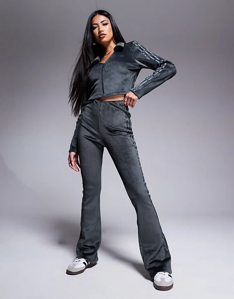 

Леггинсы adidas Originals Hyper-Femme с ребристым кроем, расклешенные, антрацитового цвета