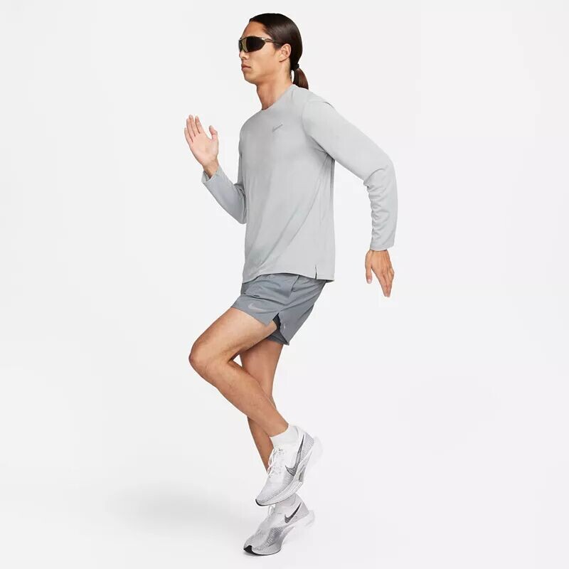 Мужская беговая футболка с длинными рукавами Nike Dri-FIT UV Miler, серый — фото 2