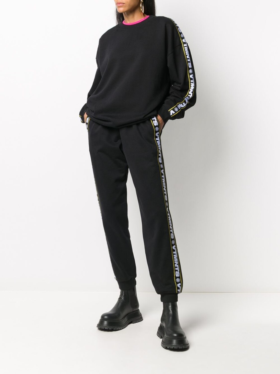 VETEMENTS толстовка с логотипом на рукаве, черный — фото 2