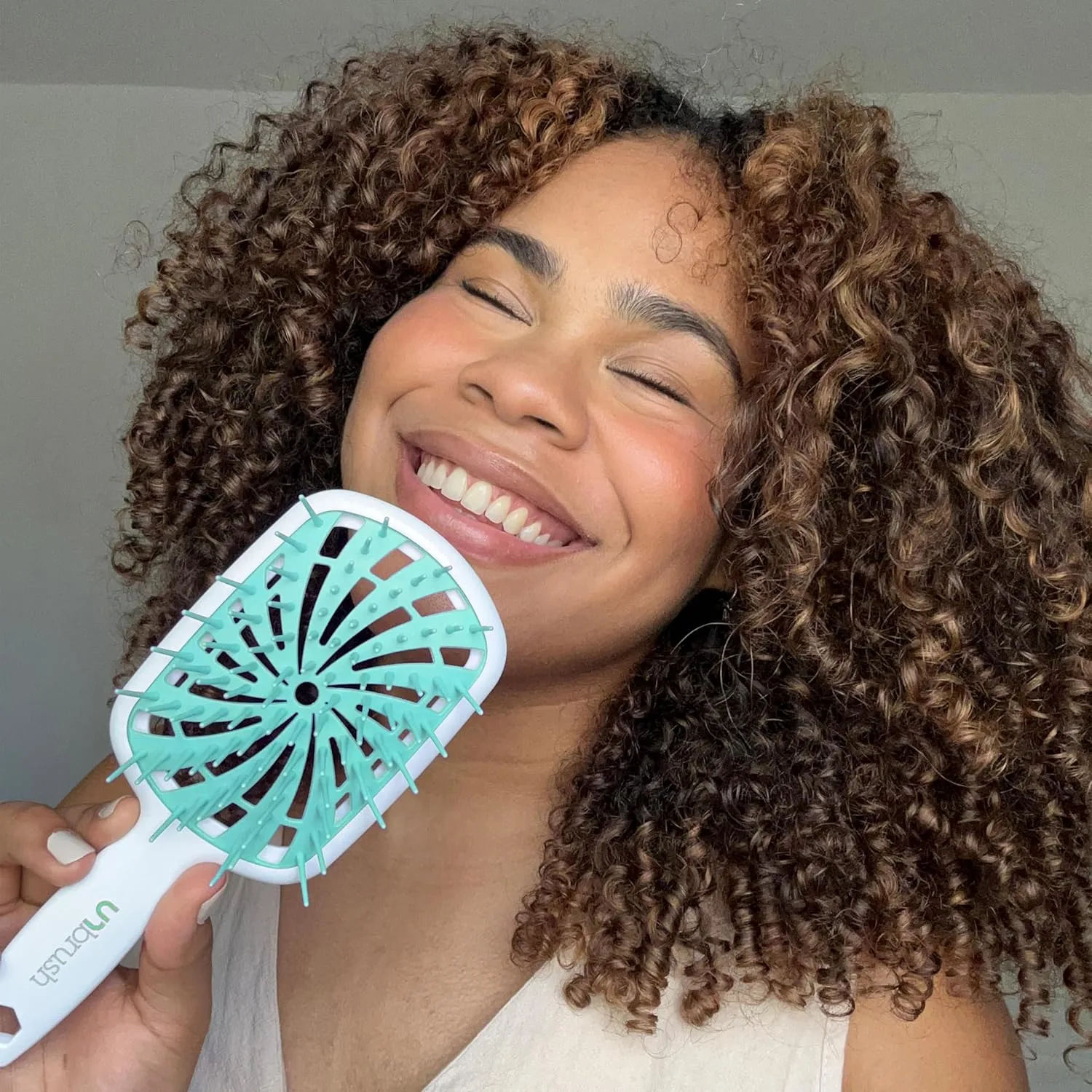FHI Heat UNbrush Plus - щетка для вьющихся волос для бережного и эффективного расчесывания влажных или сухих ломких волос - расческа с 84 гибкими щетинками, ультралегкая, вентилируемая, антистатическая, Mint Swirl — фото 4