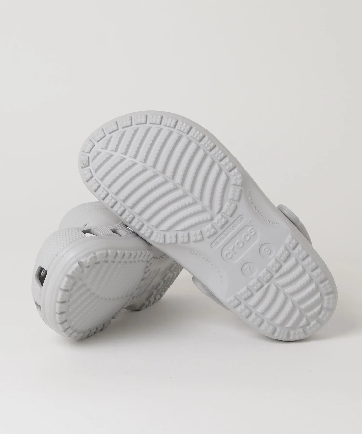 Мужские сандалии Crocs Classic Clog серые — фото 3