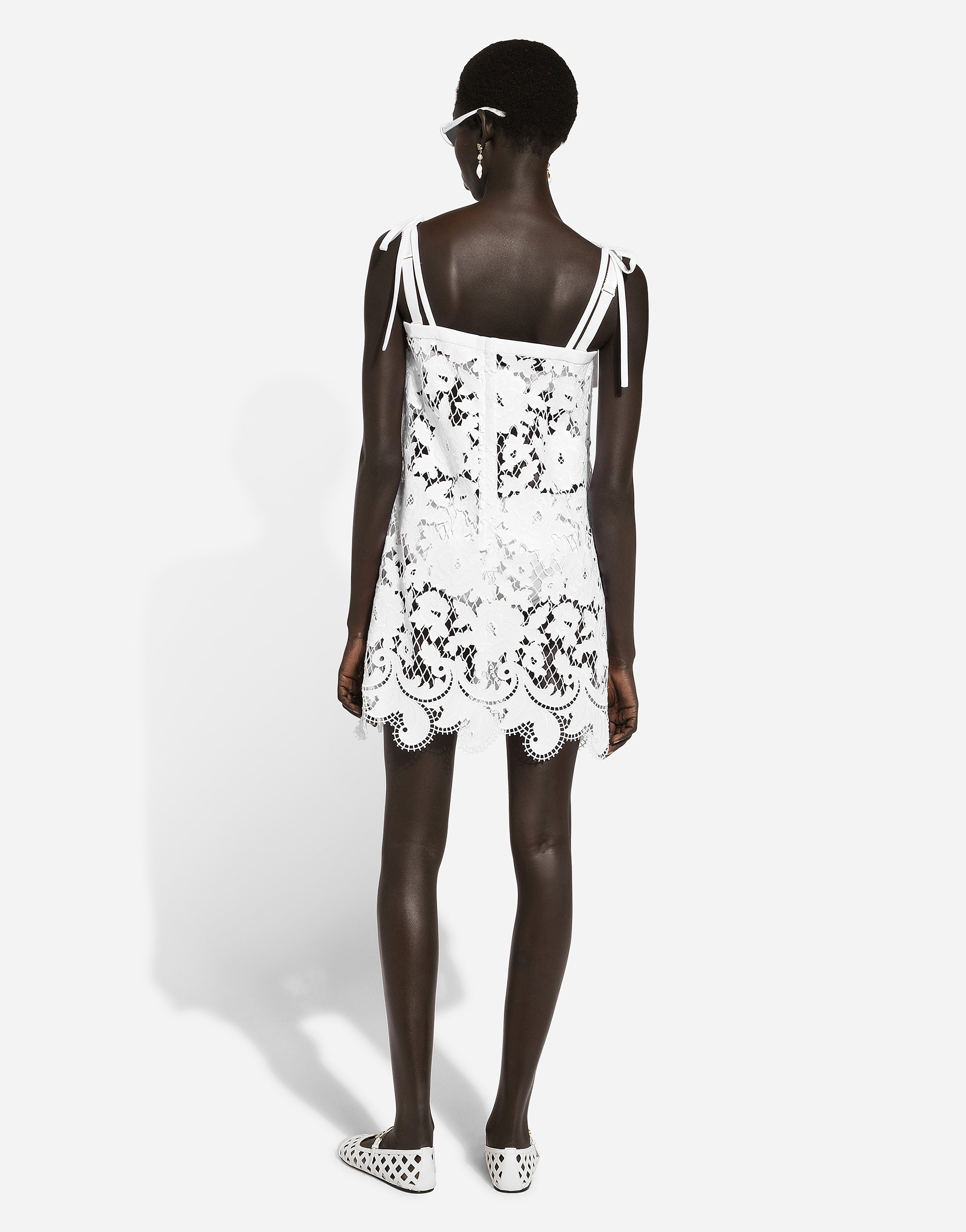Хлопковое мини-платье с цветочной ажурной вышивкой Dolce & Gabbana, белый — фото 3