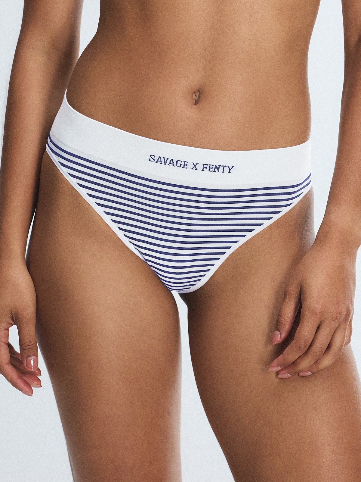 

Трусики бикини Savage X Fenty Seamless High-Waist, цвет Hazy White/Dark & Stormy Blue Pencil Stripe