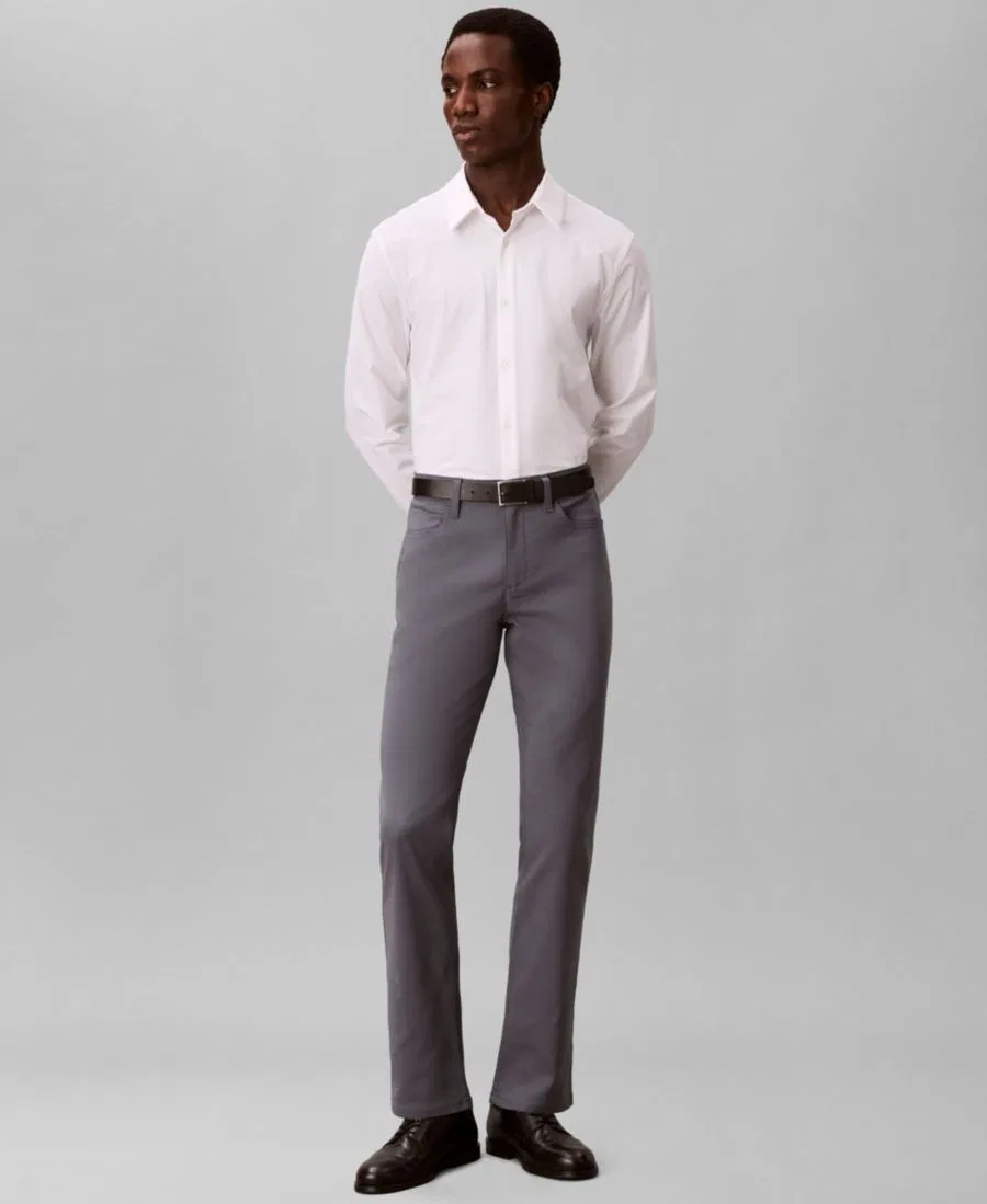 Мужской комплект: брюки CK Move 365 Slim-Fit Performance Stretch и рубашка с длинными рукавами из шамбре Slim-Fit на пуговицах Calvin Klein, темно-синий — фото 2