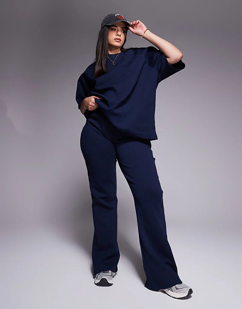 

Расклешенные спортивные брюки-джоггеры Curve из комбинезона ASOS DESIGN темно-синего цвета