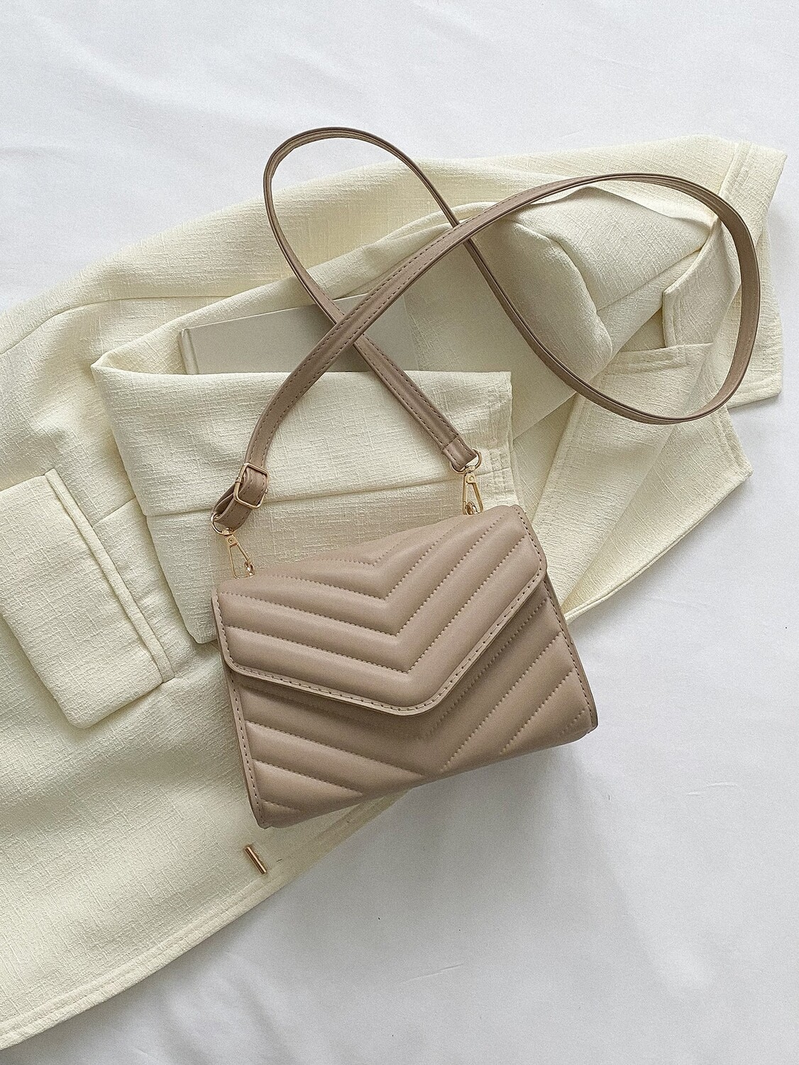 

Сумка квадратная Mini Chevron со стеганым клапаном, хаки