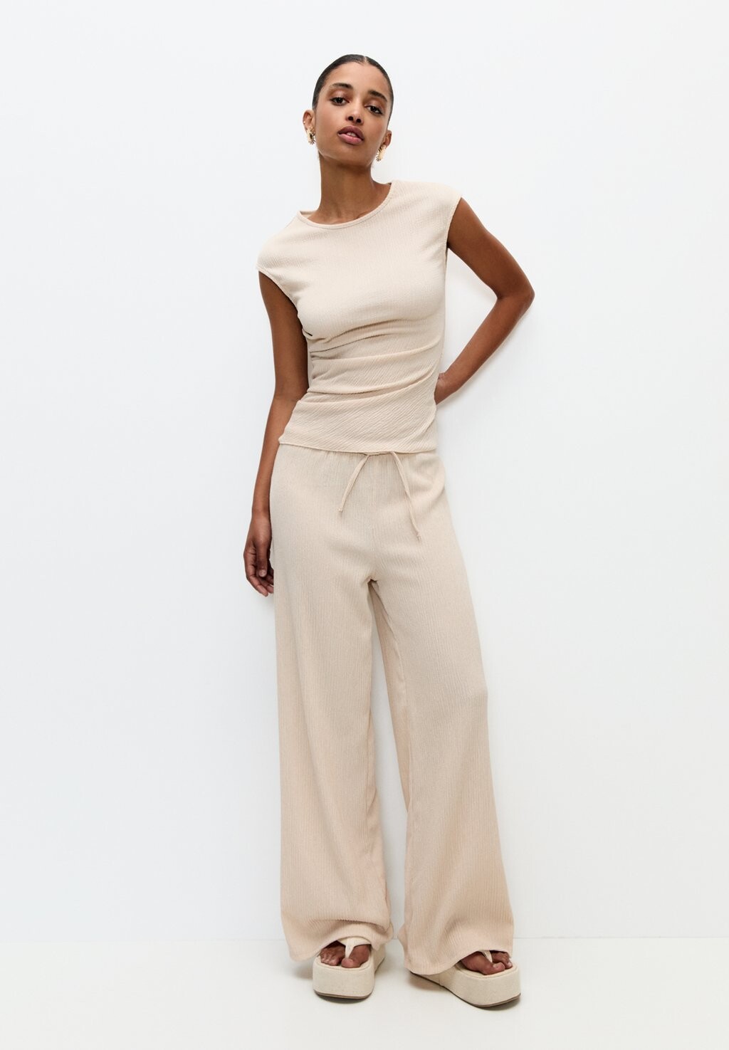 

Брюки Wide-Flowing PULL&BEAR, бежевые