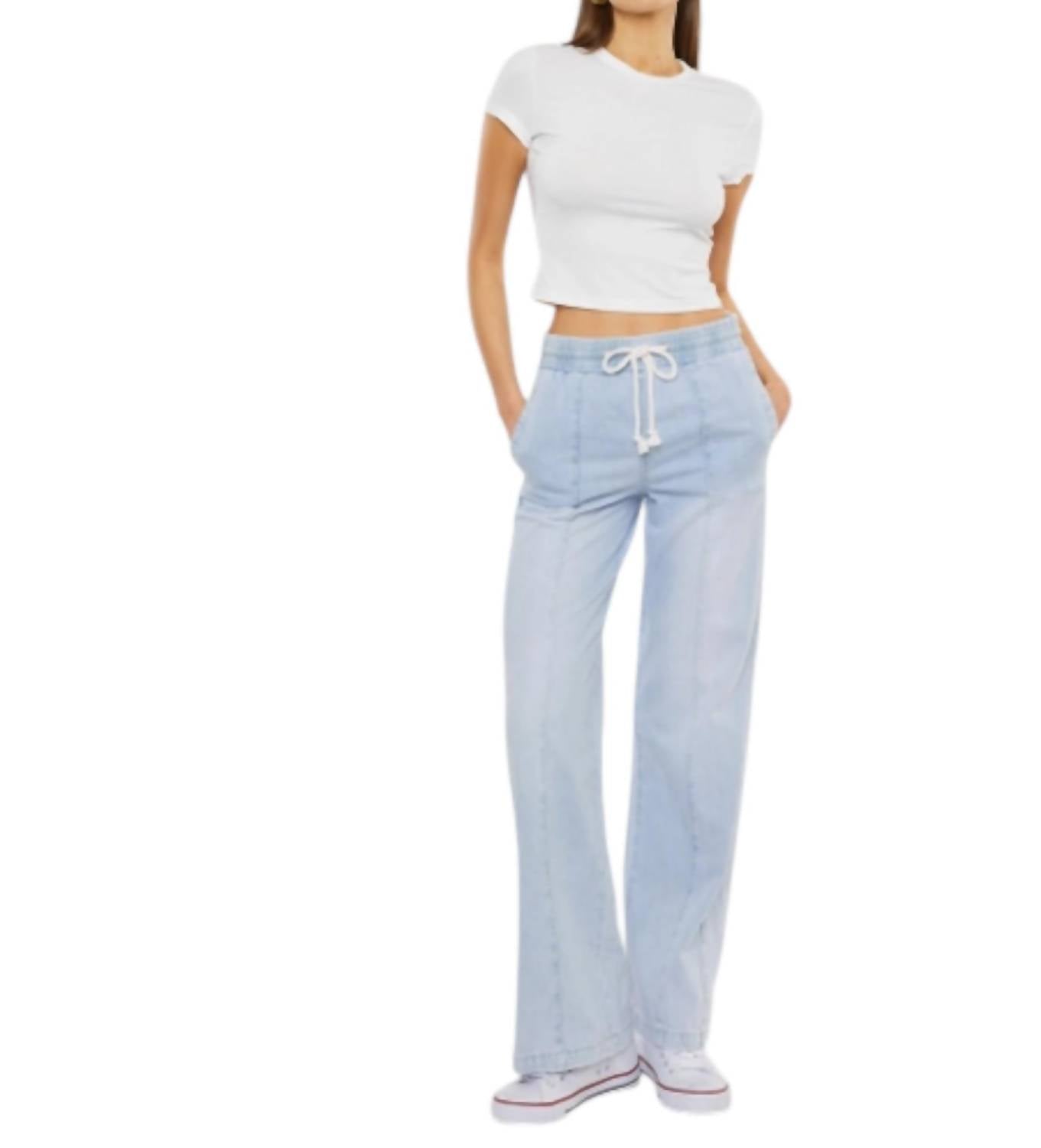 

Джинсы Alina Ultra High Rise Wide Leg в цвете Light Wash KanCan