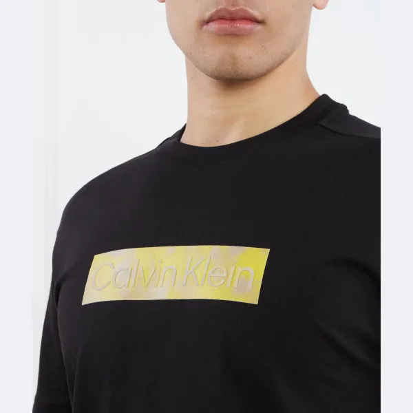 Комфортная футболка с камуфляжным принтом и выпуклым логотипом Calvin Klein, черный — фото 4