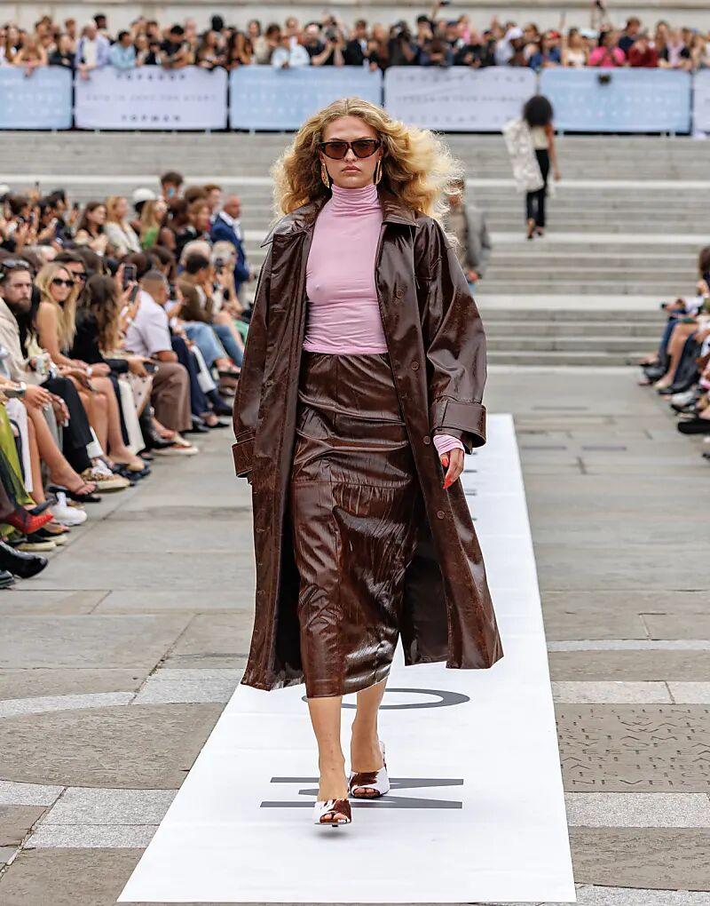 

Юбка миди Topshop из искусственной кожи, блестящая, коричневого цвета