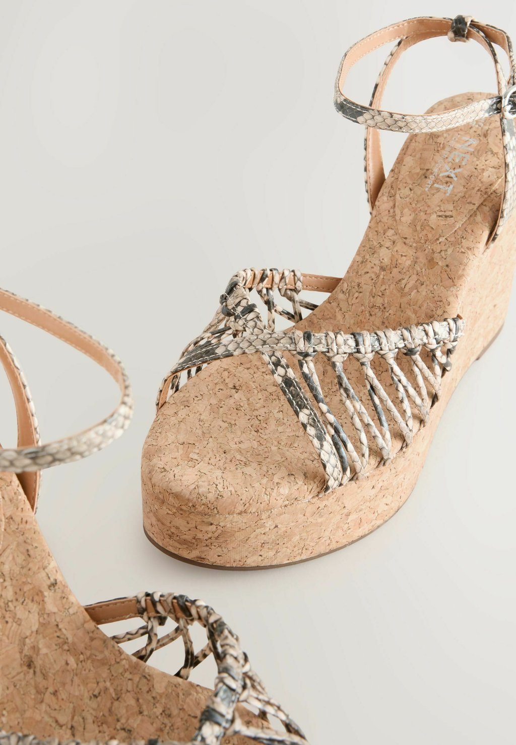 Босоножки на танкетке REGULAR FIT - FOREVER COMFORT TOE WEAVE DETAIL - Platform sandals Next, бежевый — фото 4