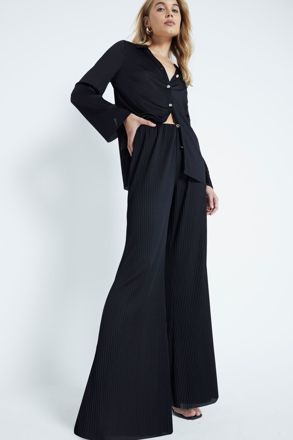

Широкие брюки плиссе River Island, черный