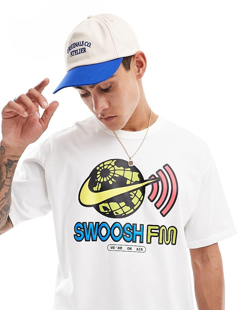 

Белая футболка унисекс с рисунком Swoosh FM Nike