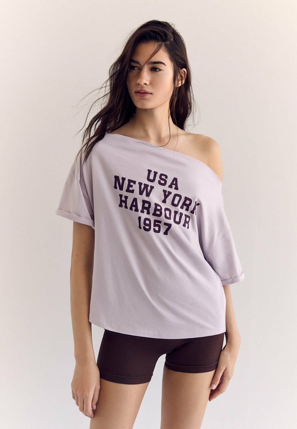 

Футболка с принтом NEW YORK 07707633 Stradivarius, лиловый