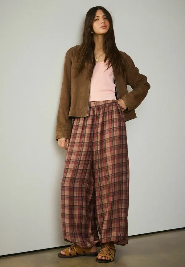 Брюки-баллоны Next, Sheer balloon leg trousers, цвет розовый с ржавым принтом — фото 2