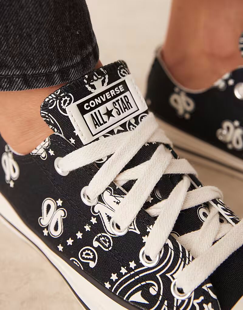 Кроссовки Converse Chuck Taylor All Star Ox черного цвета с белыми цветочными деталями — фото 4