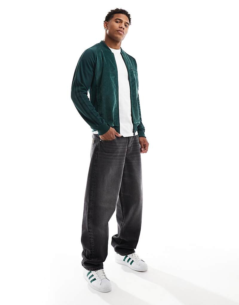 

Зеленая футболка adidas Originals SST