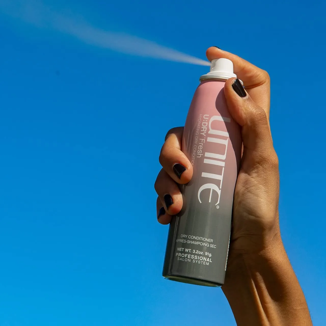 UNITE Hair - U:DRY Fresh - Сухой кондиционер-спрей без воды для восстановления влаги, смягчения и разглаживания волос между мытьями - Защита от УФ-излучения и термического воздействия - 3, 2 унции — фото 2