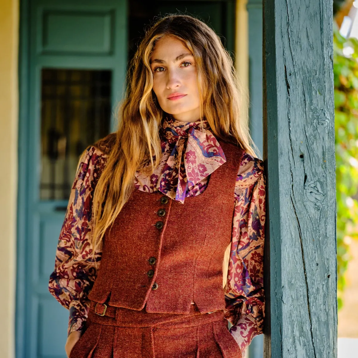 

Женский короткий жилет из твида базовый Verhunt, гранатовый