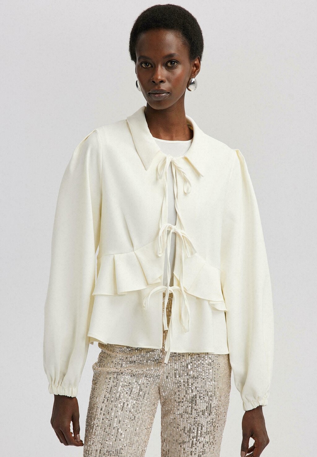 

Тонкий жакет RUFFLE DETAILED CROP Touché Privé, бежевый