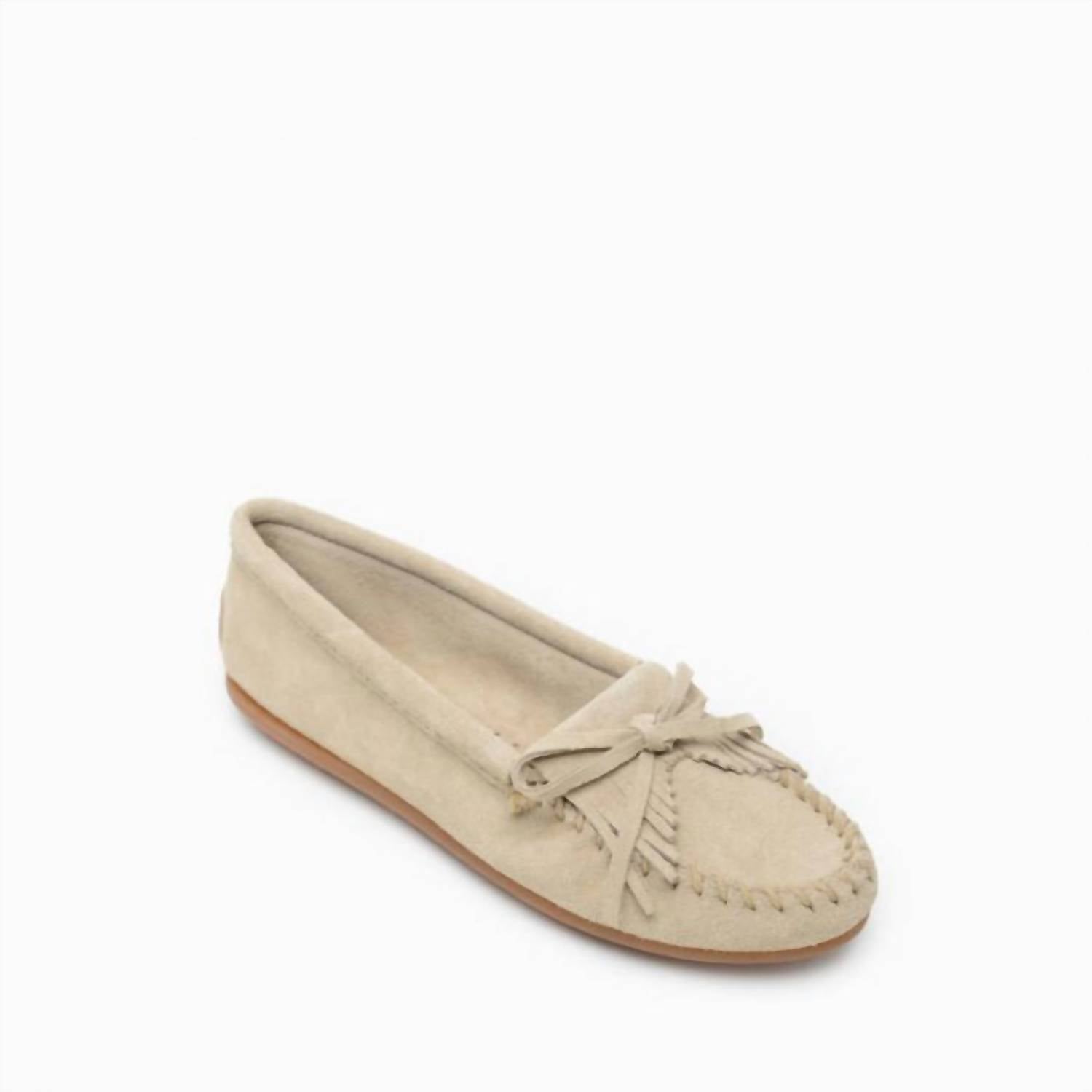 Женские мокасины с килтами на жесткой подошве в каменном цвете Minnetonka