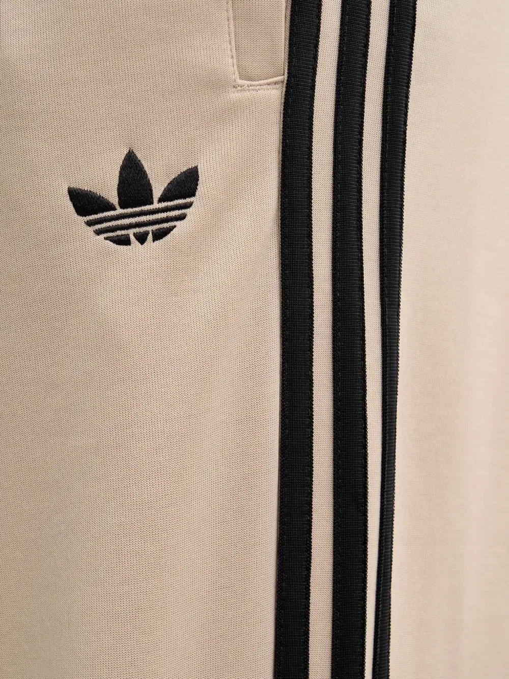 Adicolor Свободные спортивные брюки с вышивкой логотипа и боковыми полосками Adidas, бежевый — фото 4