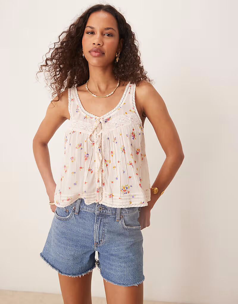 

Топ ASOS DESIGN с пуговицами спереди, кружевной отделкой и цветочным принтом