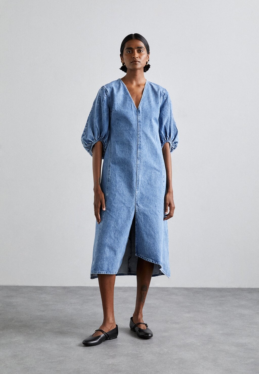 

Платье из денима VOLUME SLEEVES MIDI DRESS Stine Goya, синий деним
