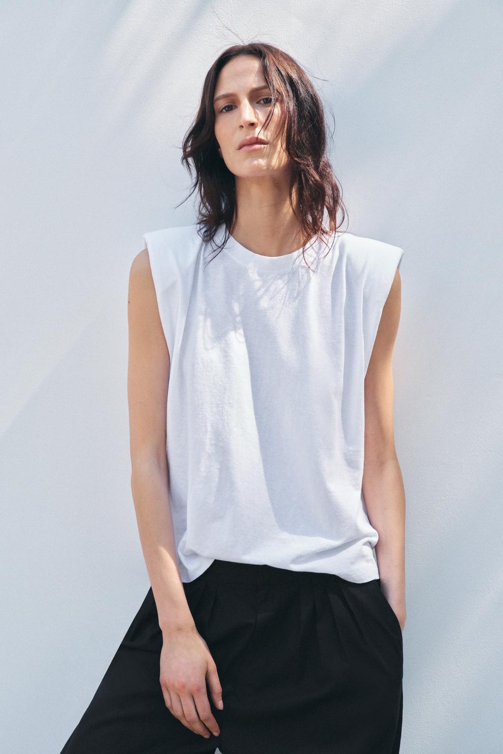 

Футболка с эффектом выцветания и подплечниками ZARA, устрично-белый